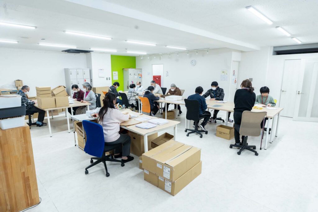事業所内で作業中の様子